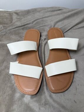 Universal Thread Women’s White Sandals. 9.5
